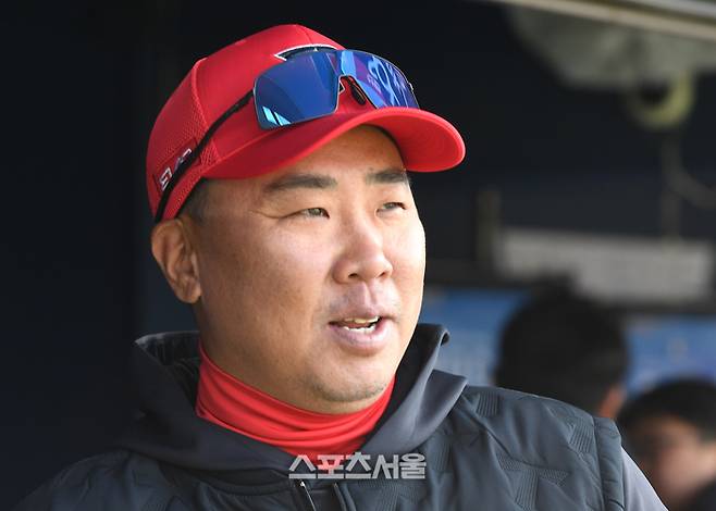 KIA 타이거즈 이범호 감독이 14일 잠실구장에서 열리는 2024 KBO리그 두산 베어스와 시범경기에 앞서 취재진과 인터뷰를 하고 있다. 2024. 3. 14. 잠실 | 박진업 기자 upandup@sportsseoul.com