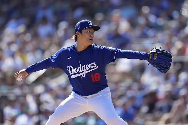 LA 다저스 야마모토 요시노부가 4회초 투구를 하고 있다. AP연합뉴스