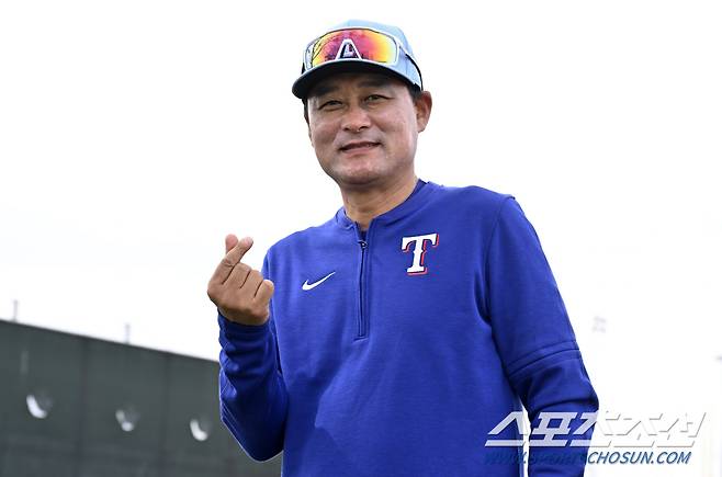 25일(한국시간) 미국 애리조나 주 서프라이즈에서 열린 텍사스 레인저스의 스프링캠프 현장, 텍사스 레인저스 산하 마이너리그에서 연수 중인 이종범 전 코치가 포즈를 취하고 있다. 서프라이즈(미국 애리조나 주)=허상욱 기자wook@sportschosun.com/2024.02.25/