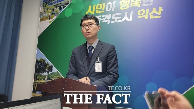 이진윤 익산시보건소장이 13일 익산시청 기자실에서 정례브리핑을 하고 있다./홍문수 기자