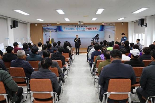 이을신 신안경찰서장이 자은 주민들과 간담회를 하고 있다. [사진제공=신안군]