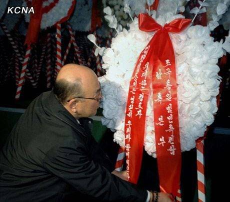 김정일 사망 100일을 맞아 무단 방북한 범민련 남측본부 노수희 부의장이 2012년 3월 25일 평양 김일성광장에 걸린 김정일 초상화 앞에 조화를 진정하고 있다. '위대한 령도자 김정일 동지는 영원이 우리와 함께 계신다'는 글귀가 선명하다. /조선중앙통신
