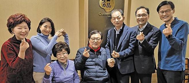 지난 3일 서울 관악구의 한 식당에서 이순금(왼쪽에서 셋째)씨 가족과 이일해(가운데)씨가 기념사진을 찍기 위해 손가락 하트를 만들고 있다. 1983년 교통사고를 당한 이씨 가족은 이날 당시 도움을 받았던 이일해씨를 40여 년 만에 만나 감사의 마음을 전했다. /이현준 기자