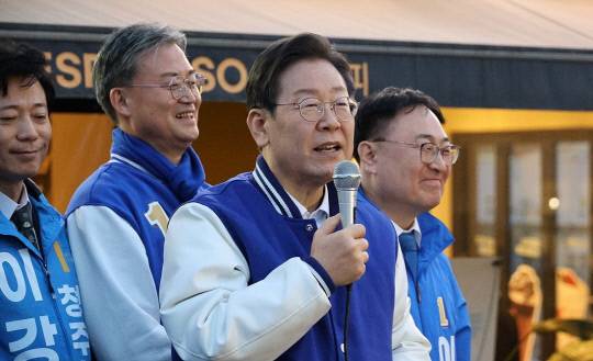 충북대 인근 번화가 찾은 이재명 대표. 연합뉴스