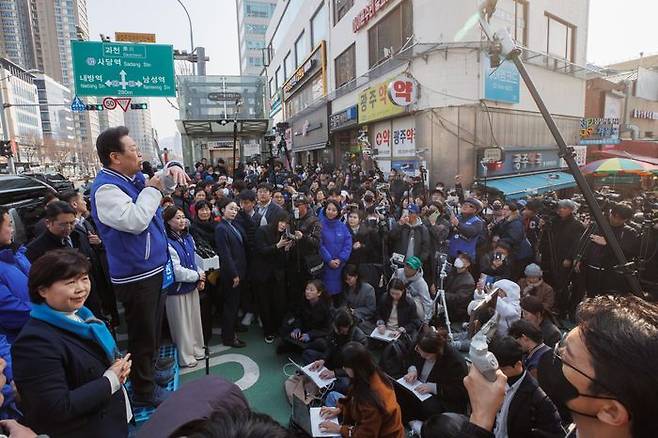 이재명 더불어민주당 대표가 13일 오후 서울 동작구 남성사계시장에서 기자회견을 열고 취재진의 질문에 답변하고 있다. ⓒ뉴시스