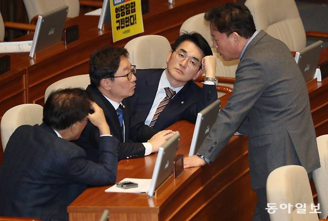 박용진 의원(오른쪽에서 두 번째)이 지난달 말 국회 본회의장에서 송갑석 의원(맨 오른쪽)의 대화를 듣고 있다. 비명계인 송갑석 의원도 이번 공천에서 탈락했다. 이훈구 기자 ufo@donga.com