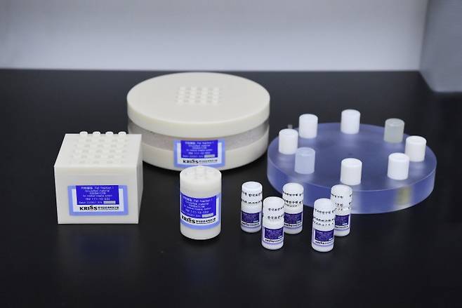 한국표준과학연구원(KRISS)이 개발한 의료영상기기용 유화 표준물질과 팬텀. KRISS 제공