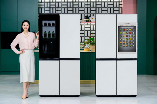 삼성전자 모델이 2024년형 비스포크 냉장고 신제품을 소개하고 있다. 삼성전자 제공