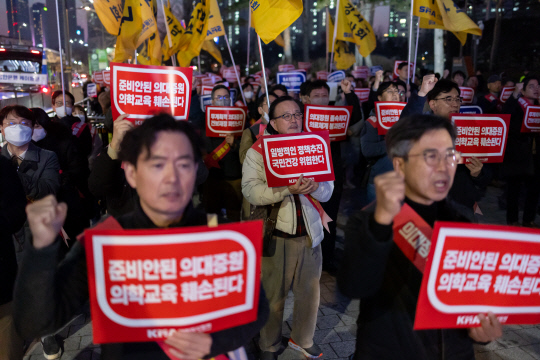 14일 서울 용산구 전쟁기념관 앞에서 서울시의사회 주최로 열린 제3차 의대정원증원 필수의료패키지 저지를 위한 궐기대회에서 참석자들이 관련 구호를 외치고 있다.  연합뉴스