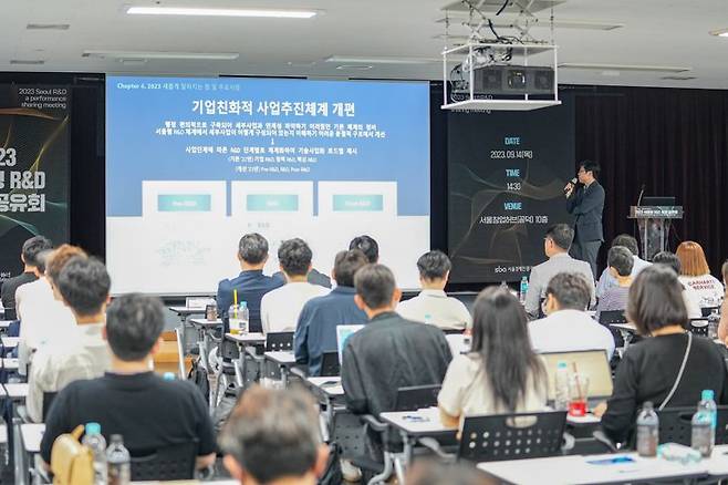 서울시는 미래 유망산업을 키우고, 기업에 대한 투자를 위한 '서울형 R&D 사업'에 올해 총 367억원을 투입해 AI, 로봇 산업 대표 유니콘을 육성한다. 지난 해 9월 서울창업허브 공덕에서 진행된 '2023 서울형 R&D 성과공유회'에서 김종우 혁신성장 본부장이 서울형 R&D 추진 성과를 발표하고 있다. 서울경제진흥원 제공.