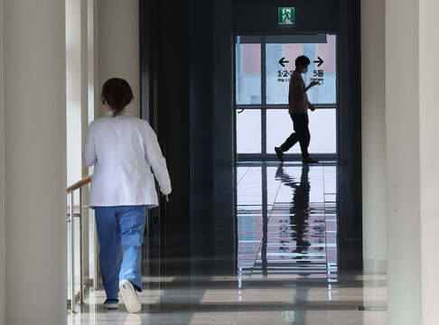 전공의 집단행동이 장기화하며 의료공백이 길어지고 있는 13일 대구 한 대학병원에서 의료진이 이동하고 있다. 연합뉴스