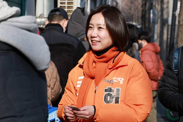 허은아 서울 영등포갑 개혁신당 후보가 13일 오전 서울 영등포구청 인근에서 선거 유세하고 있다. 김혜윤 기자 unique@hani.co.kr