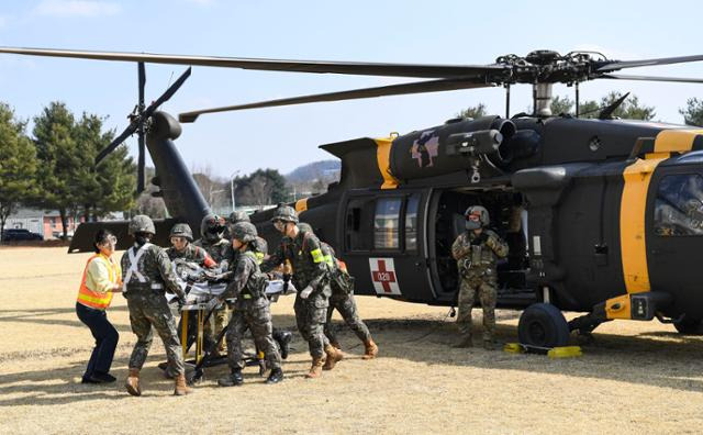 13일 서해 덕적도에서 자유의 방패(FS) 연습 일환으로 진행된 전시 한미 연합 의무지원훈련에서 국군대전병원 의료진이 중증 외상환자를 구급차로 후송하고 있다. 해군 제공