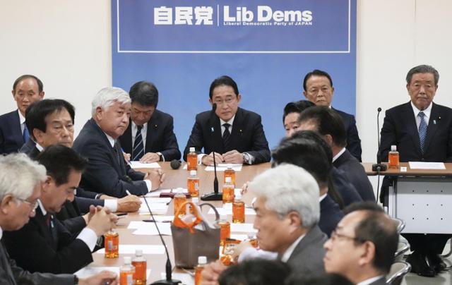 기시다 후미오(뒷줄 가운데) 일본 총리가 지난 1월 22일 도쿄 자민당 본부에서 정치개혁 방안을 논의하는 정치쇄신본부 회의에 참석해 발언을 듣고 있다. 도쿄=교도 연합뉴스
