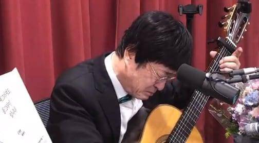 가수 겸 배우 김창완이 14일 SBS 라디오 '아름다운 이 아침 김창완입니다'(아침창) 마지막 생방송에서 노래를 부른 뒤 고개를 떨구고 눈물을 흘리고 있다. SBS라디오 방송 캡처