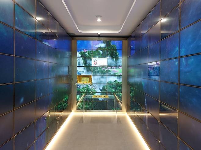 유골이 안치된 디지털 묘지 내부 모습./사진=블름버그