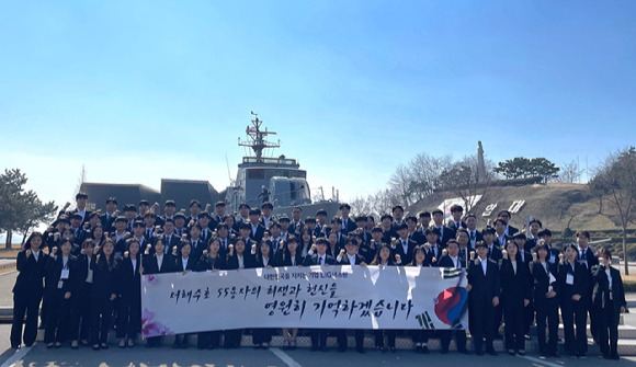 LIG넥스원 임직원 80여명이 제9회 서해수호의날  앞둔 14일 '서해수호관'을 찾아 추모행사 후 기념촬영 하고 있다. [사진=LIG넥스원]