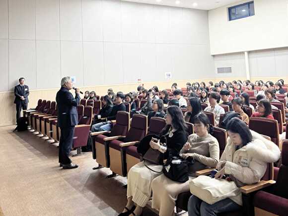 오늘 남부 문화예술회관 소공연장에서 유･초･중･고 특수교육 담당 교사를 대상으로 특수교육 연수를 실시하고 있다. [사진=평택교육지원청]