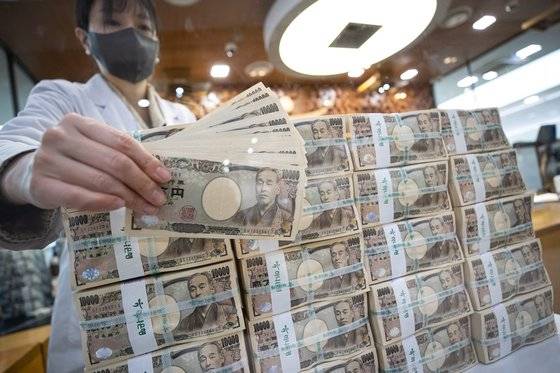 서울 중구 하나은행 명동점 위변조대응센터에서 한 직원이 엔화를 들어 보이고 있다. 뉴스1