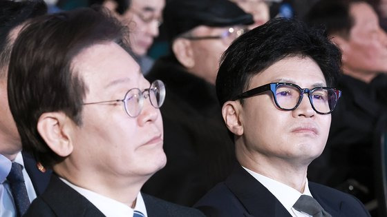 국민의힘 한동훈 비상대책위원장(오른쪽)과 더불어민주당 이재명 대표가 1일 서울 중구 유관순 기념관에서 열린 제105주년 3.1절 기념식에 참석해 생각에 잠겨 있다. 연합뉴스