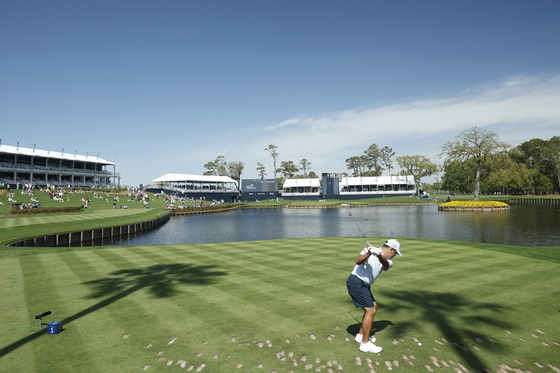 Korea's Kim Si-woo plays his shot from the 17th tee during a practice round before The Players Championship on The Stadium Course at TPC Sawgrass on Wednesday in Ponte Vedra Beach, Florida. [GETTY IMAGES]