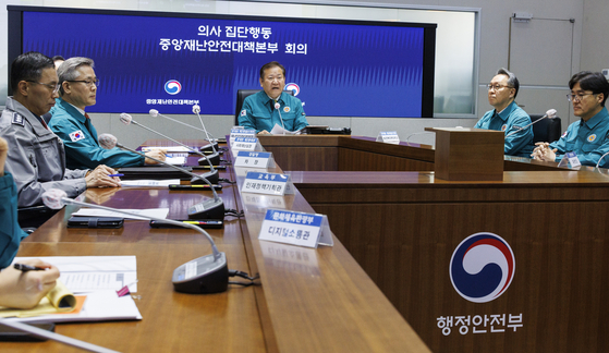 Interior Minister Lee Sang-min, center, presides over a meeting at the Central Disaster and Safety Countermeasure Headquarters in Seoul on Thursday. [YONHAP]