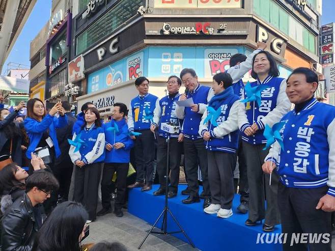 대전 시민들에게 인사하는 이재명 대표와 민주당 후보들. 사진=권혜진 기자