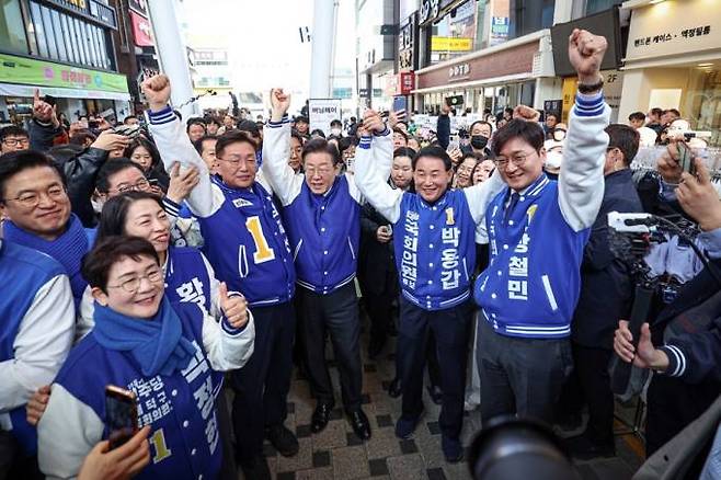 14일 대전 중구 으능정이거리에서 이재명 더불어민주당 대표와 총선 승리를 다짐하는 박용갑 후보(오른쪽 두번째). 민주당 대전시당