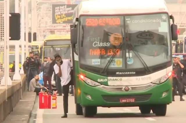 인질극이 벌어지기 전 범인이 버스에 오르는 모습. AP·TV Globo