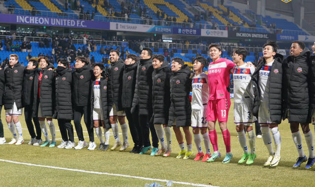 프로축구 수원FC가 개막 3경기 연속 무패행진을 위해 대구 원정길에 오른다. 사진은 인천과의 시즌 개막전 승리 후 세리머니를 펼치고 있는 수원FC 선수단. 수원FC 제공