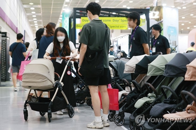 지난해 9월 서울 강남구 코엑스에서 열린 제44회 베페 베이비페어에서 참관객들이 유모차를 고르고 있다. [연합뉴스]