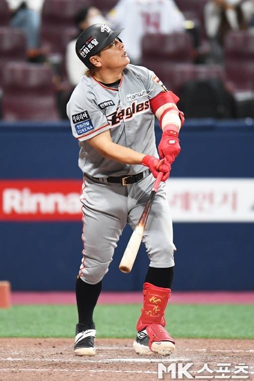 홍성군 야구 발전을 위해 발 벗고 나서고 있는 김태균 해설위원. 사진=김재현 기자