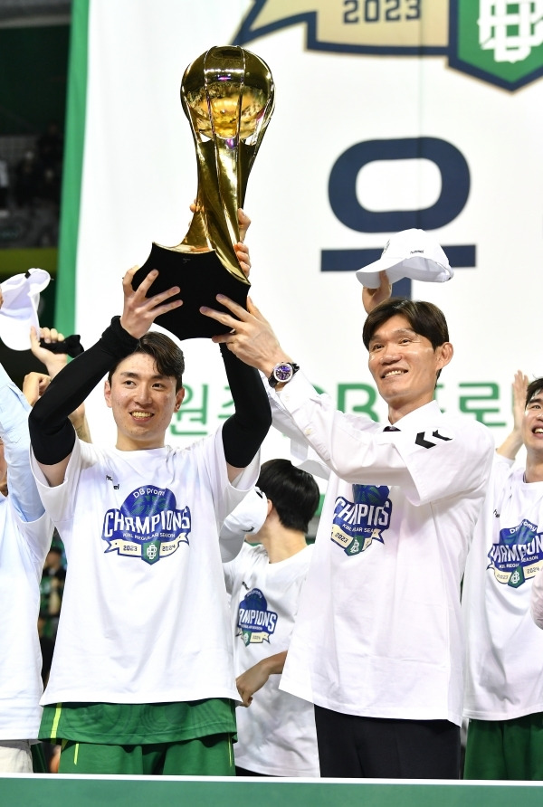 강상재(좌)와 김주성 감독은 원주 DB의 정규리그 1위를 이끈 일등 공신들이다. 사진=KBL 제공