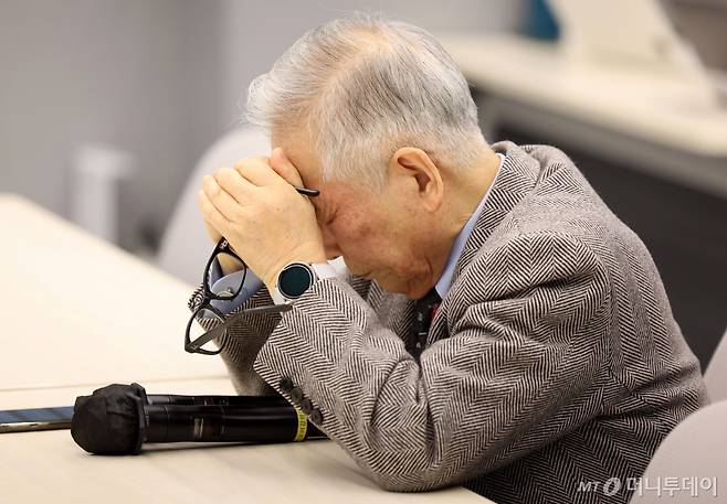 [서울=뉴시스] 김선웅 기자 = 더불어민주당 주도 비례연합정당 더불어민주연합의 김상근 국민후보추천심사위원장이 14일 서울 종로구 노무현시민센터에서 위원회 비상회의 시작을 기다리고 있다. 2024.03.14. mangusta@newsis.com /사진=김선웅