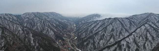 왼쪽이 태백산 산군(山群)이고, 오른쪽이 소백산 자락이다. ‘양백지간(兩白之間)’이라고 부르는 두 산 사이에 충북 단양 의풍리와 경북 영주 마락리, 남대리가 있다. 오른쪽 소백 능선에 구름이 걸려 있는 곳이 소백을 넘는 가장 높고 험준한 고개 마구령이다. 마구령 아래로 소백을 관통해 영주로 넘어가는 부석 터널이 뚫려 개통을 기다리고 있다.