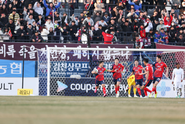 김천 상무 김현욱이 득점 후 세레머니를 펼치고 있다./프로축구연맹 