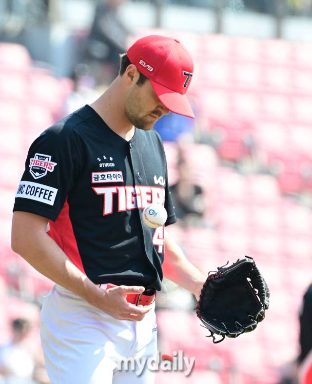 2024년 3월 14일 서울 잠실야구장에서 진행된 '2024 KBO리그 시범경기' 기아-두산의경기. 기아 선발 네일이 4회초 실점을 한 뒤 고개를 숙이고 있다./잠실 = 곽경훈 기자 kphoto@mydaily.co.kr