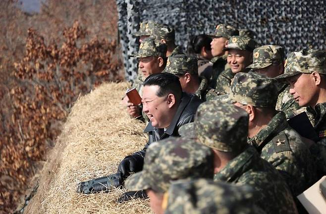 [서울=뉴시스] 14일 북한 노동당 기관지 노동신문은 김 정은 국무위원장이 13일 "조선인민군 땅크(탱크)병대련합부대간의 대항훈련경기를 지도"했다고 보도했다. 사진은 현지지도 모습. 2024.03.14. (사진=노동신문 캡처) *재판매 및 DB 금지