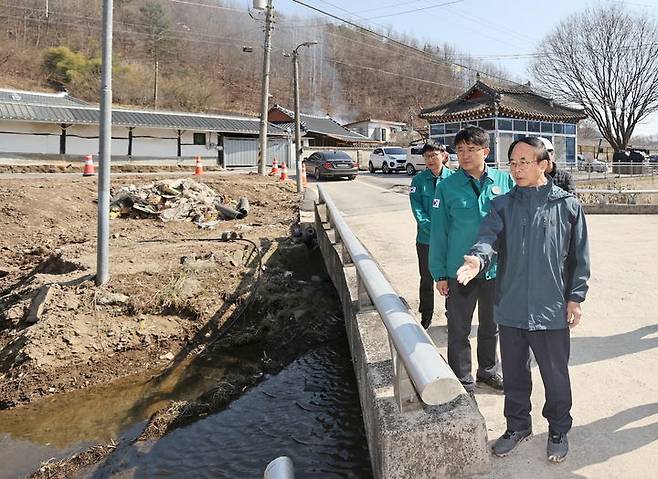 심민 임실군수가 해빙기 재해예방사업장을 찾아 사업장 안전여부를 살피고 있다. *재판매 및 DB 금지