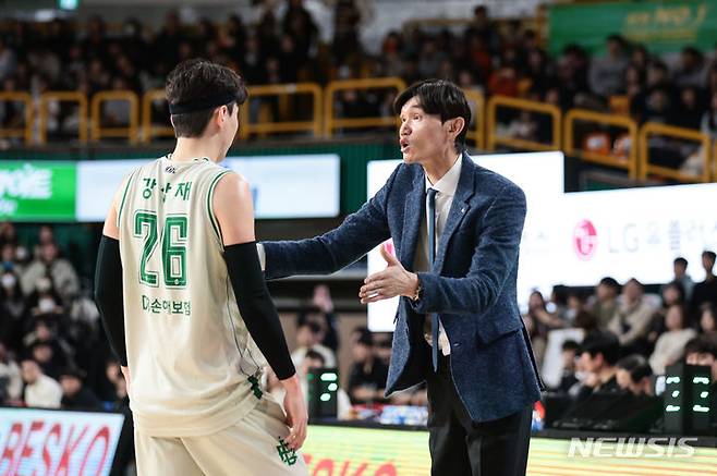 [서울=뉴시스]프로농구 DB 강상재와 김주성 감독. (사진=KBL 제공)