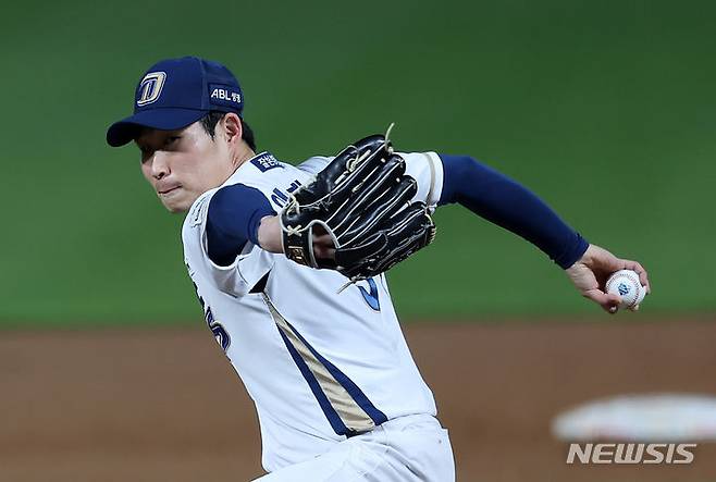 [창원=뉴시스] 김명년 기자 = 3일 오후 경남 창원NC파크에서 열린 2023 KBO 플레이오프 KT 위즈 대 NC 다이노스의 4차전 경기, 2회초 NC 이재학이 역투하고 있다. 2023.11.03. kmn@newsis.com