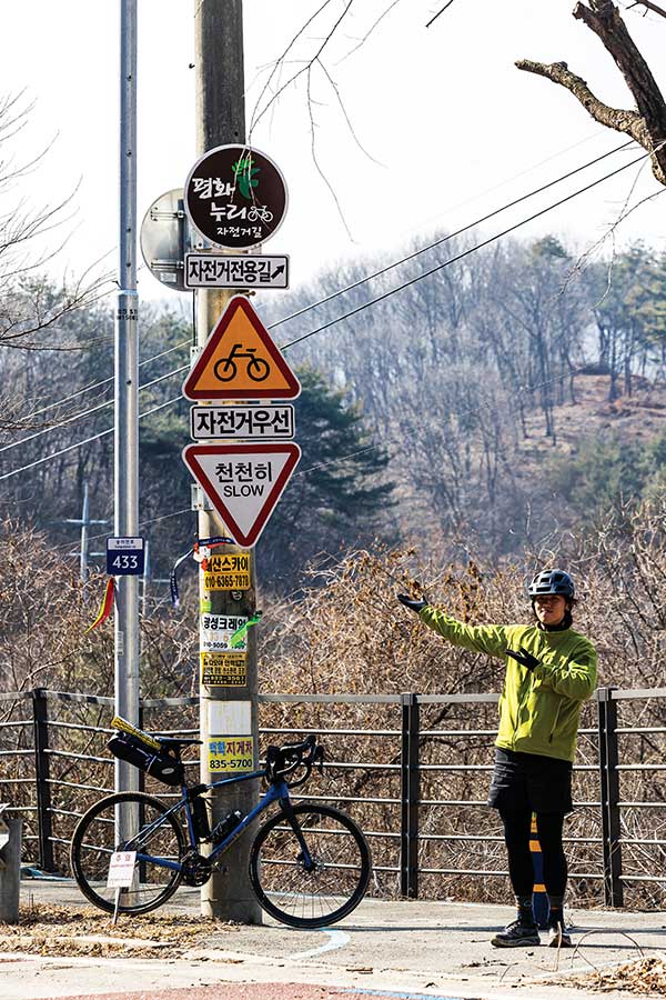 곳곳에 평화누리 자전거길임을 알려 주는 이정표가 설치되어 있었다.