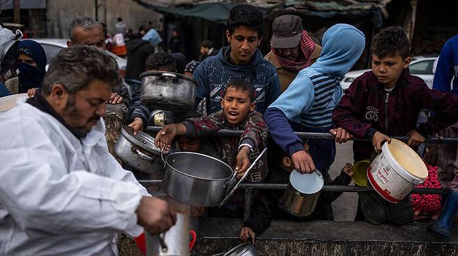 구호식량 받으려 줄지어선 팔레스타인 가자지구 최남단 도시 라파의 팔레스타인 피란민들