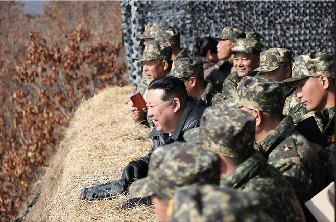 북한 노동당 기관지 노동신문은 14일 김정은 노동당 총비서가 지난 13일 탱크병대연합부대간의 대항훈련 경기를 지도했다고 보도했다. 노동신문뉴스1