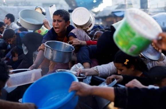팔레스타인 가자지구 라파에서 구호품과 배식을 받으려 애쓰는 사람들. 로이터 연합뉴스
