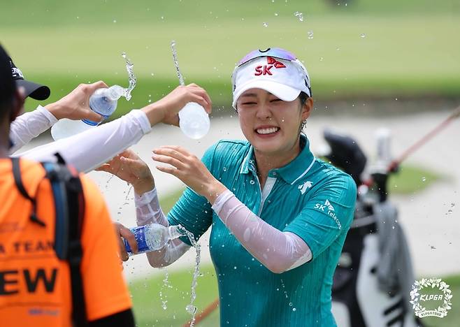 한국여자프로골프(KLPGA) 투어에서 첫 우승한 김재희가 동료들로부터 우승을 축하받고 있다. KLPGA 제공