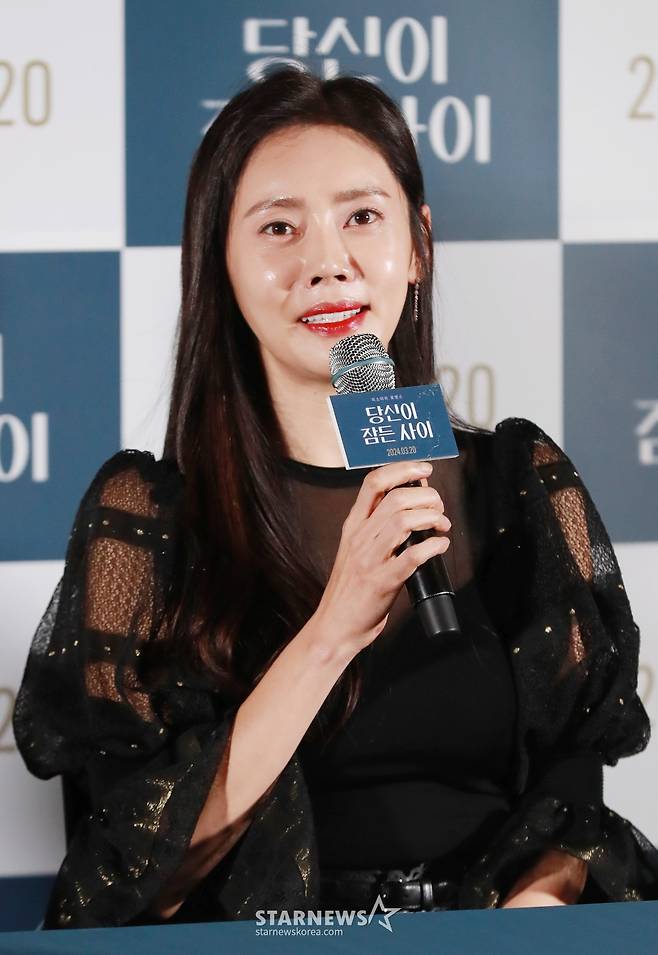 배우 추자현이 14일 오후 서울 CGV용산이아파크몰에서 진행된 영화 '당신이 잠든 사이'(감독 장윤현) 언론시사회 및 기자간담회에 참석해 질문에 답하고 있다.  교통사고로 선택적 기억 상실을 앓게 된 ‘덕희’로 인해 행복했던 부부에게 불행이 닥치고, 남편 ‘준석’의 알 수 없는 행적들이 발견되면서 진실을 추적해가는 미스터리 로맨스 '당신이 잠든 사이'는 오는 20일 개봉한다. /2024.03.14 /사진=이동훈