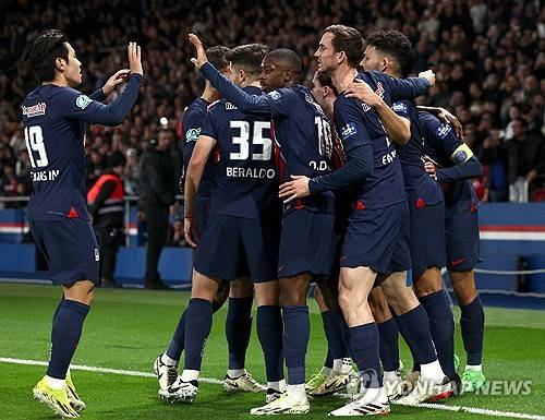 파리 생제르맹은 14일 프랑스 파리에 위치한 파르크 데 프랭스에서 열린 OGC니스와의 쿠프 드 프랑스 8강 홈경기에서 3 대 1 승리를 거두며 준결승 진출에 성공했다. 이날 이강인은 공격포인트를 올리지 못했지만 선발로 나와 풀타임을 소화하며 팀 승리에 일조했다. 현재 프랑스 리그1 선두를 달리고 있고 유럽축구연맹 챔피언스리그 8강에 올라간 PSG는 쿠프 드 프랑스도 준결승에 진출하며 3관왕 도전을 이어갔다. 연합뉴스