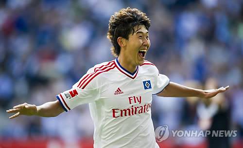 아디다스가 14일(한국시간) 공식 인스타그램을 통해 손흥민에게 특별한 선물을 증정했다. 손흥민 역시 너무나 좋아하며 감사해했다.&nbsp;  손흥민은 아디다스로부터 자신이 처음 프로 생활을 시작한 독일 함부르크 팀의 2023-2024시즌 유니폼을 선물 받았다.&nbsp;연합뉴스