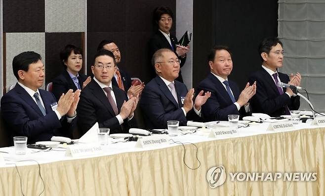 한일 비즈니스라운드 테이블 참석한 5대 그룹 총수 [연합뉴스 자료사진]